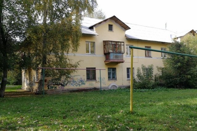 Бьют стёкла, прокалывают шины, заливают клей: в Екатеринбурге жильцов пытаются выселить из их домов