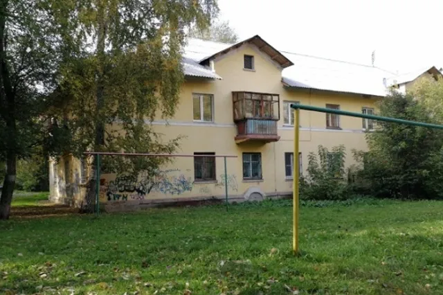 Бьют стёкла, прокалывают шины, заливают клей: в Екатеринбурге жильцов пытаются выселить из их домов