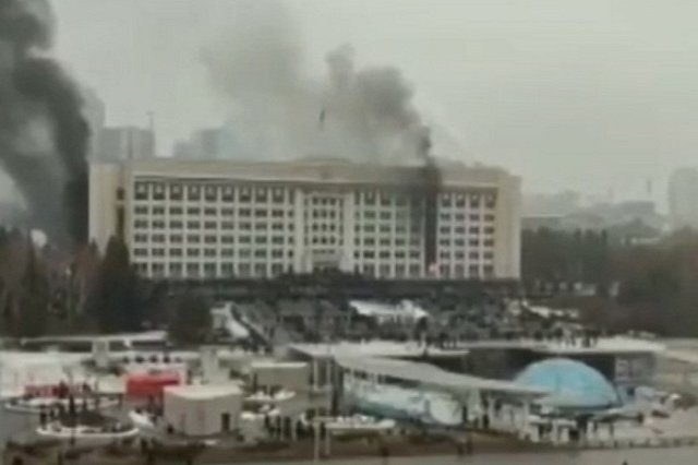 В Казахстане протестующие подожгли администрацию президента и захватили военных