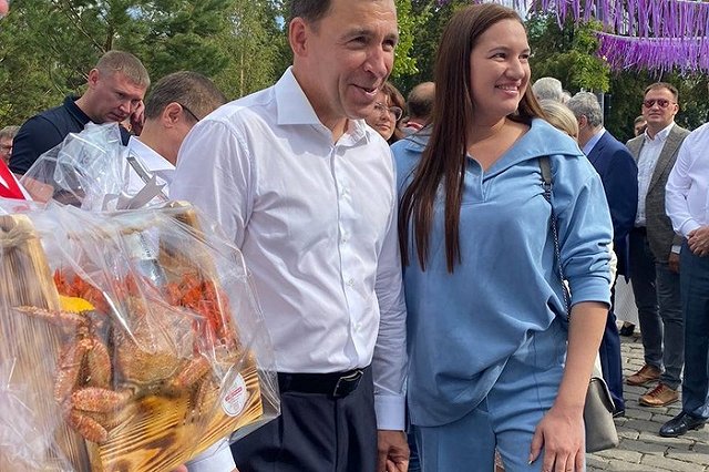 Губернатору Куйвашеву дали краба на Дне города