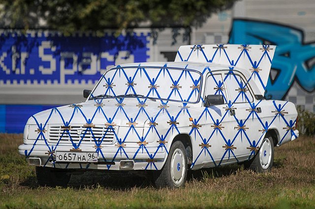 В Екатеринбурге уличные художники превратили «Волгу» в фарфоровый сервиз — фото