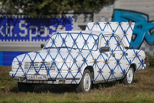 В Екатеринбурге уличные художники превратили «Волгу» в фарфоровый сервиз — фото