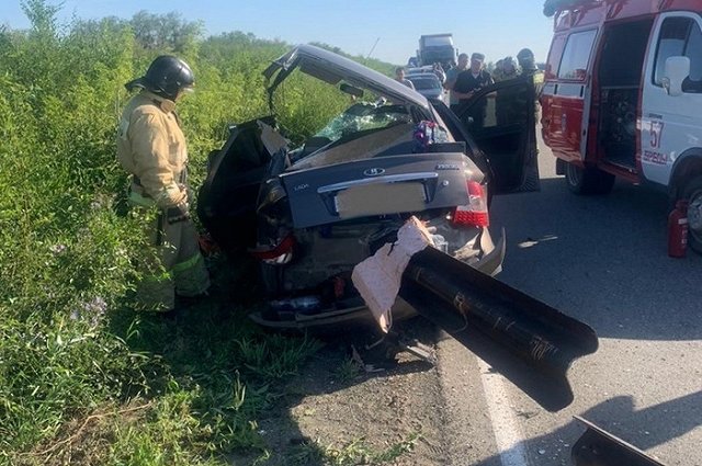 Дорожный швеллер насквозь прошил автомобиль с ребенком на уральской трассе