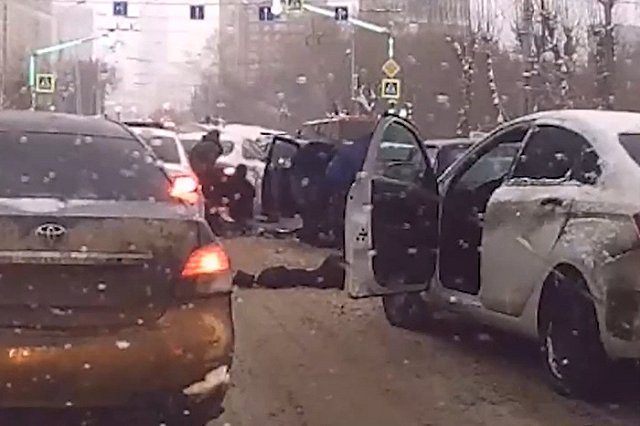 На Белинского жёстко задержали четырёх парней