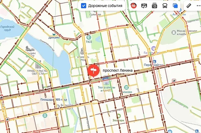 «Декабрь, пятница, снег». Екатеринбург встал в 10-балльные пробки