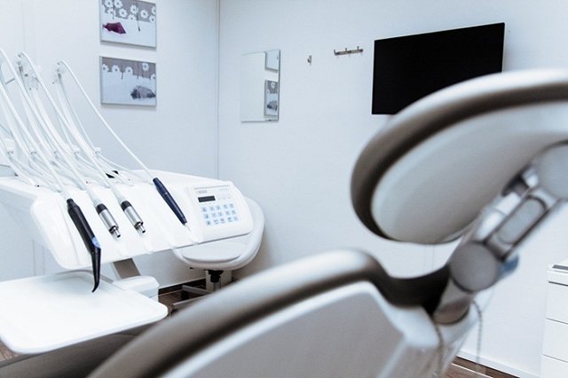 В Екатеринбурге известного стоматолога развели почти на 10 млн рублей