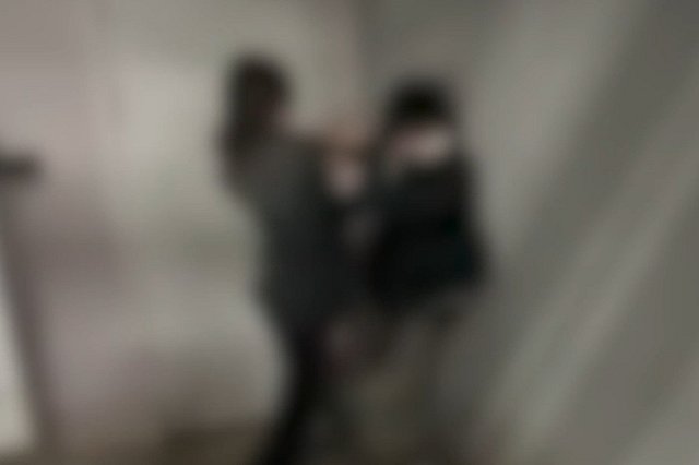 В Екатеринбурге толпа подростков избила девочку на парковке торгового центра