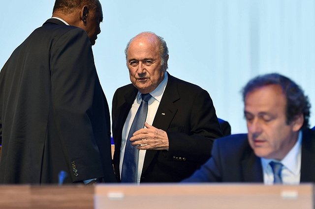 Блаттер задумался об отмене решения об отставке