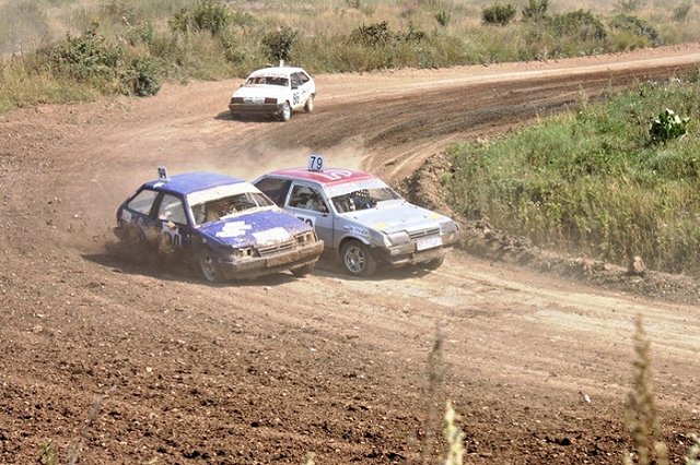 «Всю ночь как на взлетной полосе».Стритрейсеры облюбовали тупиковый участок ЕКАД