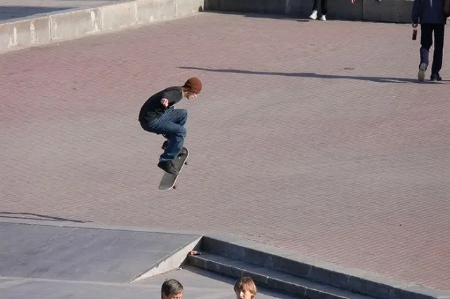 Охранники Ельцин-центра побили катавшихся на набережной скейтбордистов