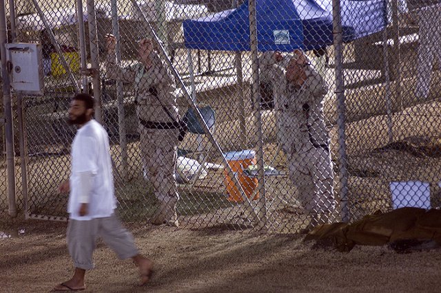 США отправляют узников Гуантанамо в ЕС