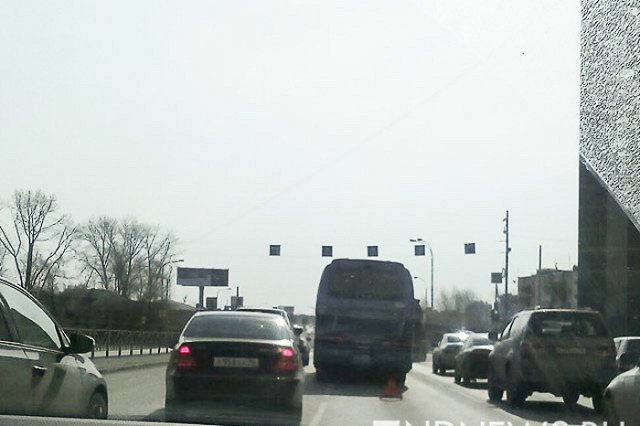 Перед выездом на Кольцовский тракт столкнулись автобус и два автомобиля