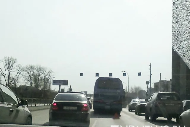 Перед выездом на Кольцовский тракт столкнулись автобус и два автомобиля