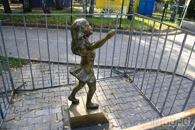 Девочку из ЦПКиО, зовущую папу, обнесли решетками