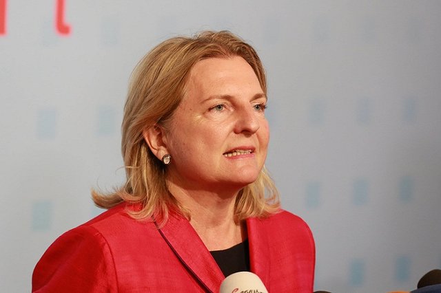 Глава МИД Австрии отменила визит в Россию из-за шпионского скандала