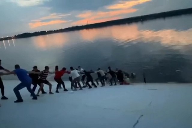 Жители Перми спасли тонущую женщину, создав живую цепь (ВИДЕО)