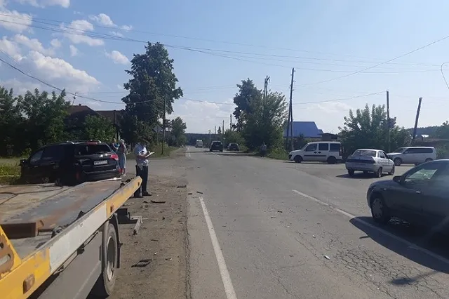 Легковушка снесла с дороги рейсовый автобус в Сысерти, есть пострадавшие