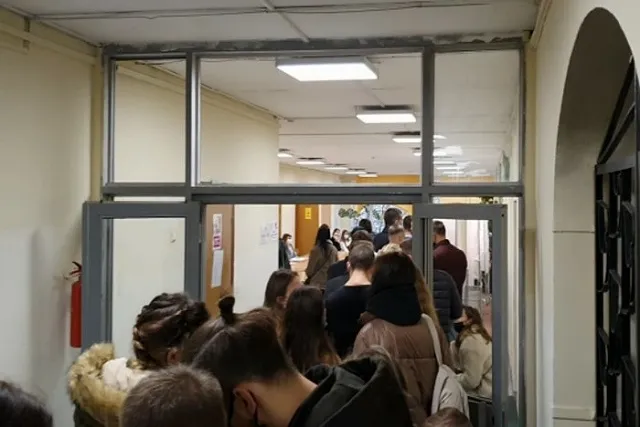 Свердловский избирком объяснил очереди на участках «желанием освободить выходные»