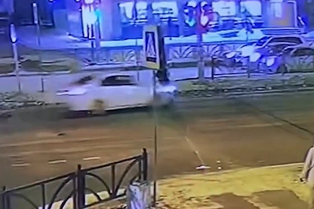 В Екатеринбурге легковушка сшибла велосипедиста