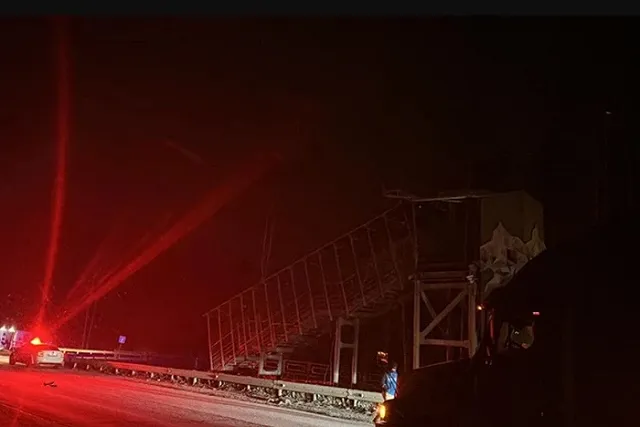 На ЕКАД грузовик с поднятым кузовом снёс пешеходный мост