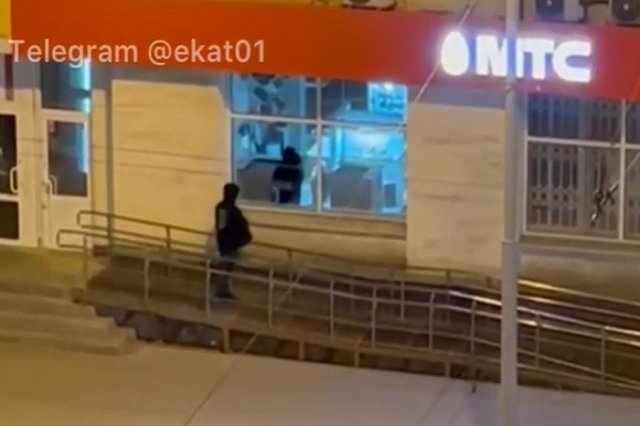 В центре Екатеринбурга обокрали салон сотовой связи