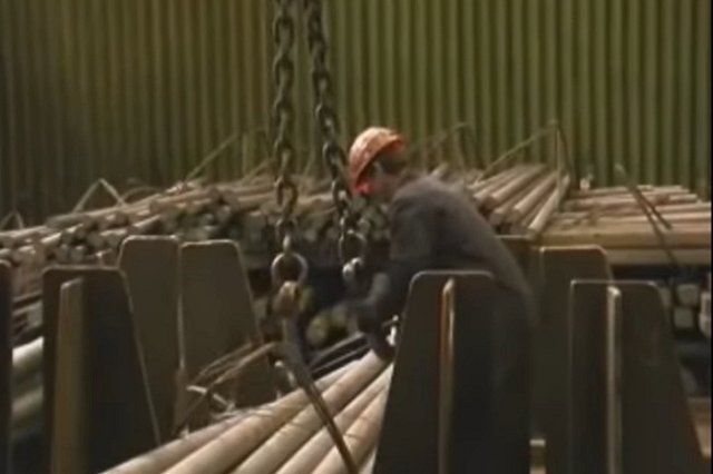 Рабочему НТМК ампутировали ногу после падения на него тонны груза