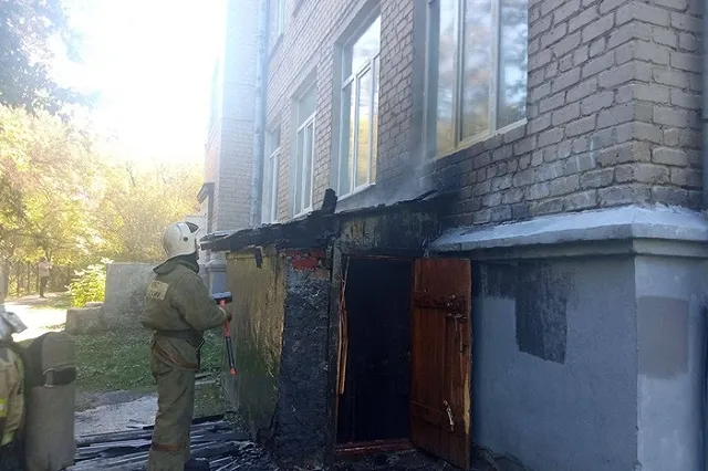 В Екатеринбурге загорелась школа