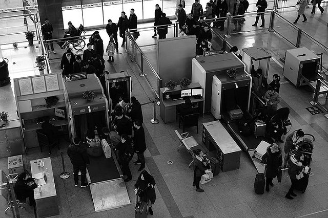 В аэрпорту Кольцово ответили на гневный пост свердловского депутата об очереди на досмотре