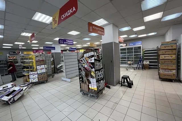 Полки опустели: в Екатеринбурге закрывается очередной «Магнит» (ФОТО)