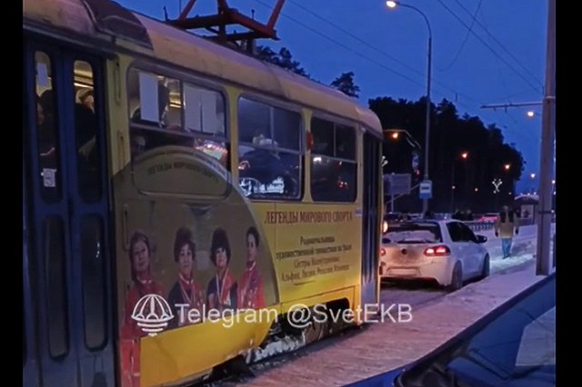 Трамвай вытащил автохама, застрявшего на рельсах в Академическом — видео