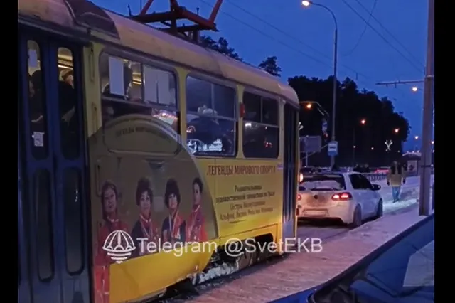 Трамвай вытащил автохама, застрявшего на рельсах в Академическом — видео