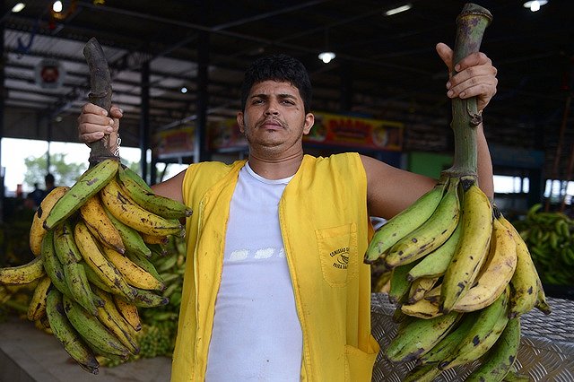 Бразильский футболист разрыдался из-за брошенного в него банана