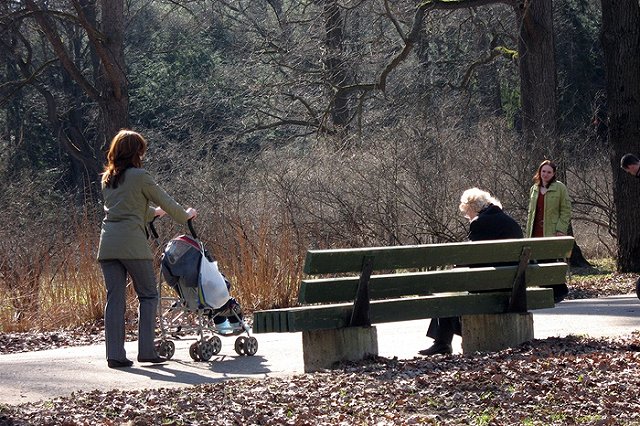 В Асбесте неизвестные выкрасили скамейку в цвета георгиевской ленты