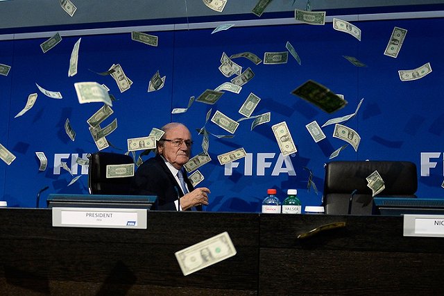 Бросившего в Блаттера пачку долларов актера обвинили в хулиганстве