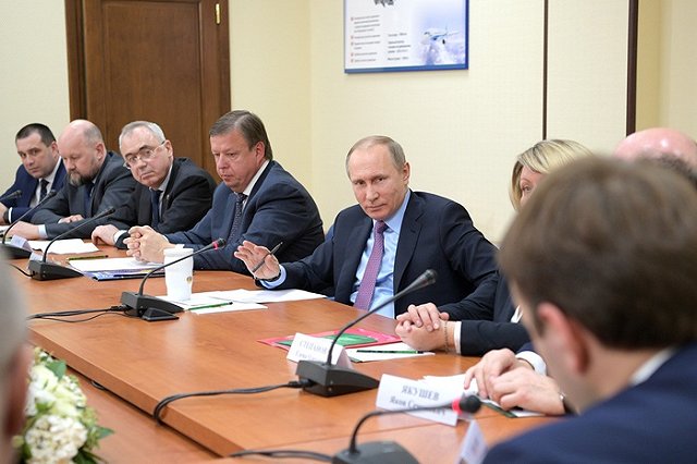 «Больше ничего?» Путин пошутил о подаренных ему соленых огурцах