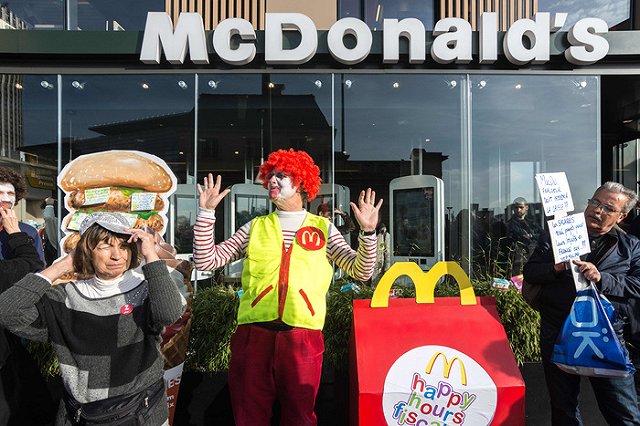 Американец предпочел сделать фото с клоуном во время триумфа дочери