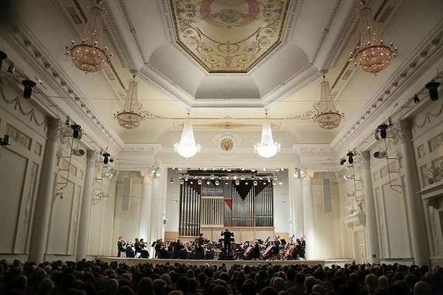 Депутат Госдумы возмутился скупкой квартир Свердловской филармонией