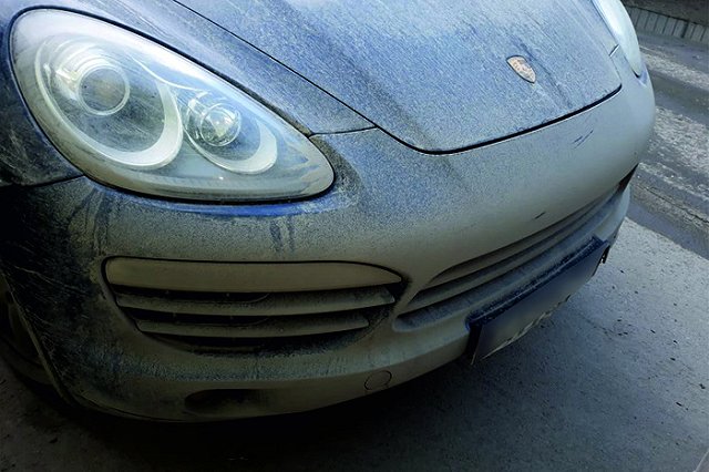 Судебные приставы изъяли у женщины за долги Порше Кайен