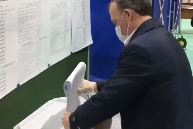 Пришедшим на выборы в Свердловской области начали раздавать карточки на еду