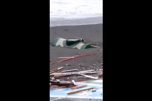 Слив в море незаконной канализации обнаружили на пляже в Сочи после шторма