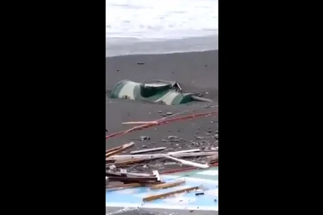 Слив в море незаконной канализации обнаружили на пляже в Сочи после шторма