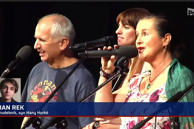 Чешская певица умерла после того, как намеренно заразилась COVID-19