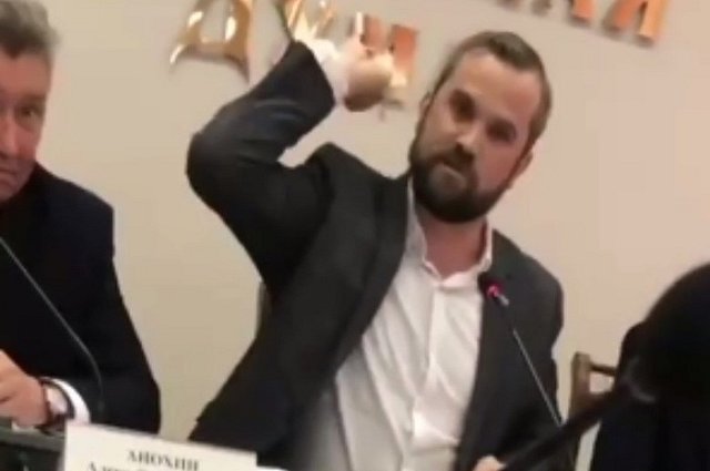 Депутат вызвал коллегу на бой в цирке из-за брошенной ему в лицо перчатки