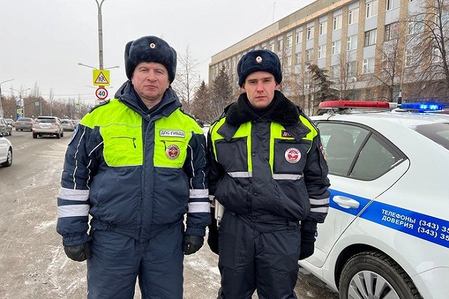 Свердловские сотрудники ГИБДД экстренно доставили в больницу девочку с травмой головы