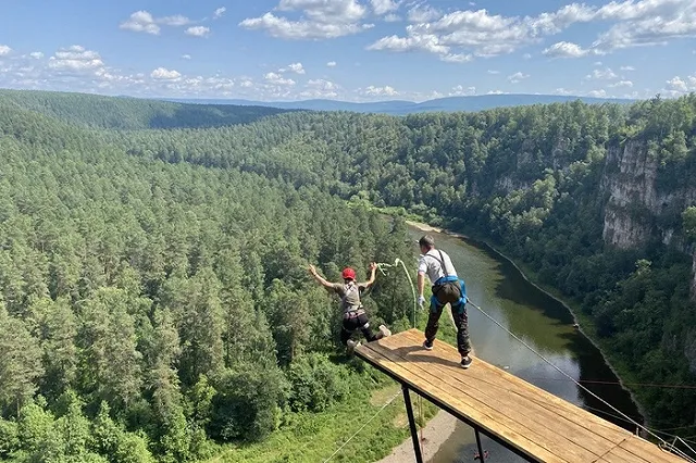 В горах на Урале на популярном у туристов аттракционе насмерть разбился мужчина