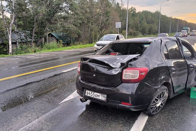 На Пермском тракте легковушка на скорости врезалась в металлическое ограждение