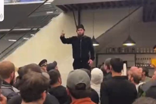 Сотни дагестанцев ворвались в аэропорт Махачкалы. Они требовали выдать им евреев