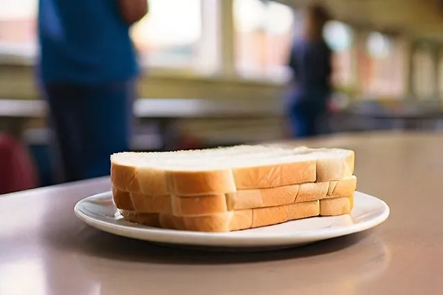 Хлебозавод на Урале лишился контракта из-за инцидента со стеклом в хлебе