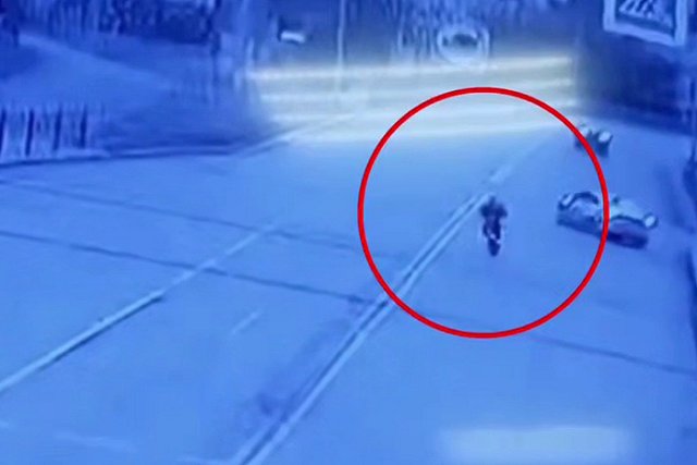 Самокатчик, которого сбили в центре Екатеринбурга, скончался (ВИДЕО)