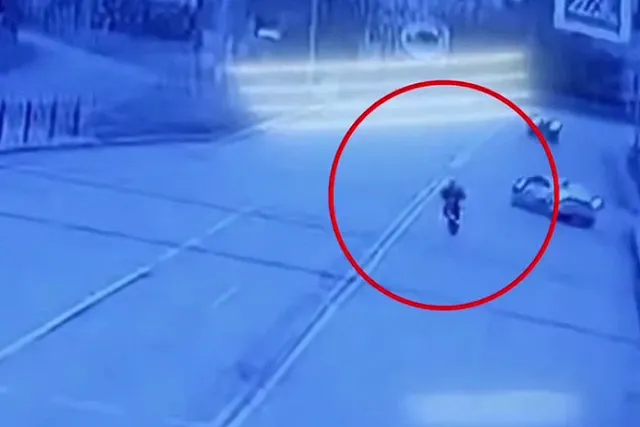 Самокатчик, которого сбили в центре Екатеринбурга, скончался (ВИДЕО)